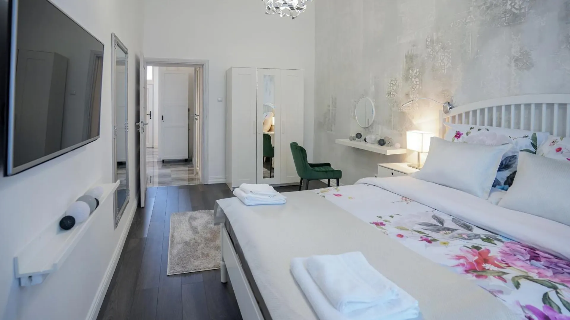 Decor Apartman Eger Apartment